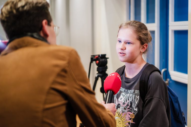 Schülerin wird von TVO interviewt