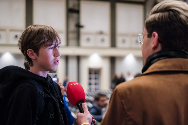 Schüler wird von TVO interviewt