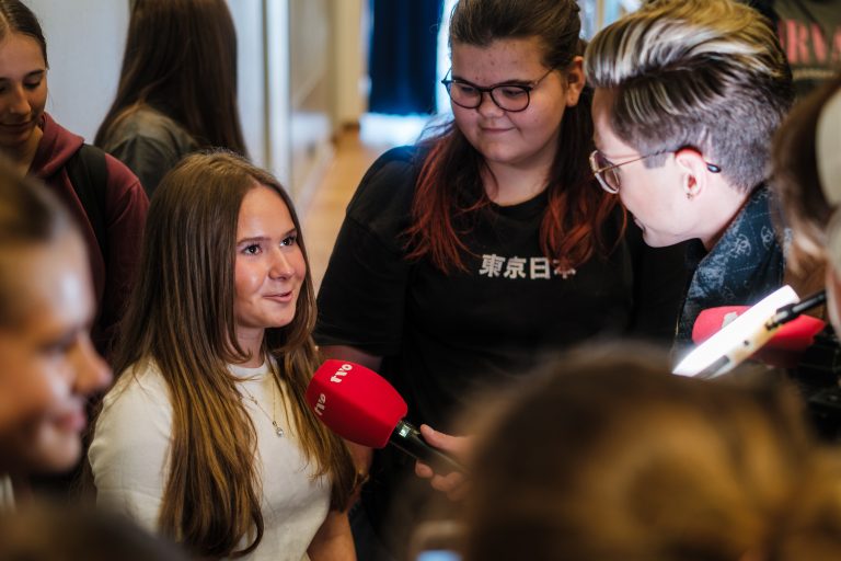 Schülerin wird von TVO interviewt