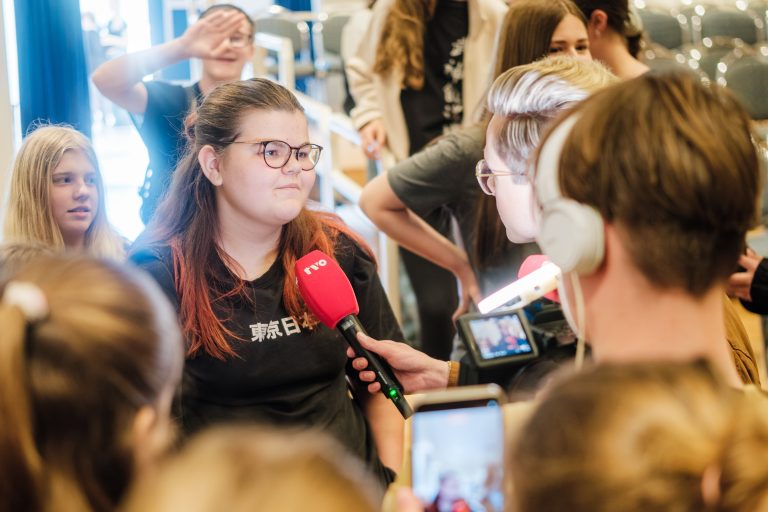 Schülerin wird von TVO interviewt