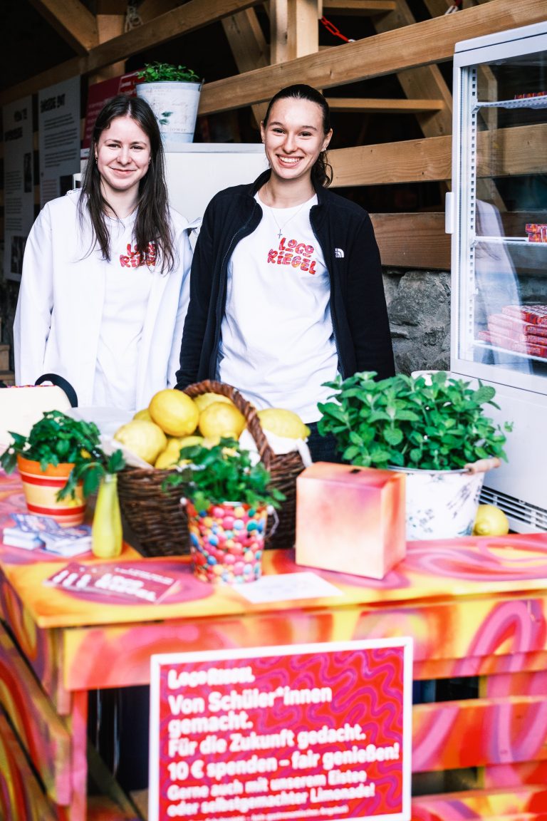 Schülerinnen am Infostand