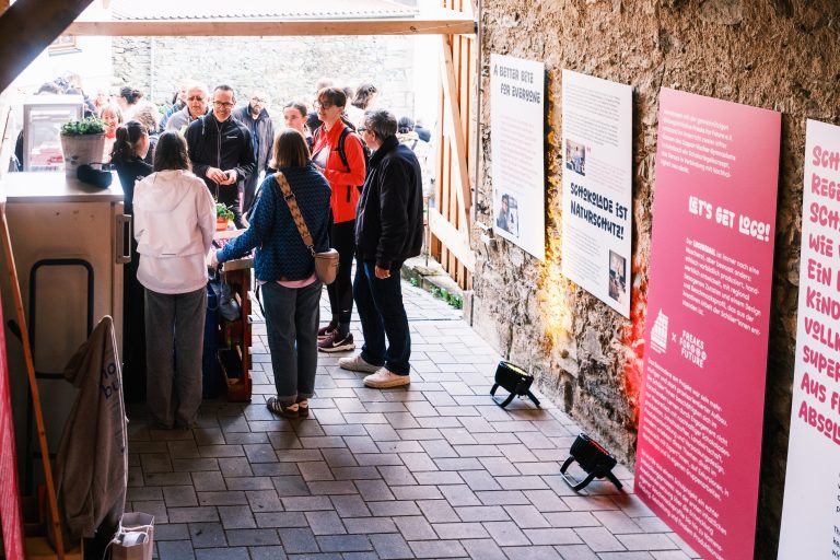 Gäste besuchen den Ausstellungsraum