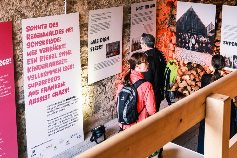 Gäste besuchen den Ausstellungsraum