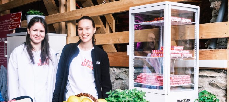 Schülerinnen am Infostand
