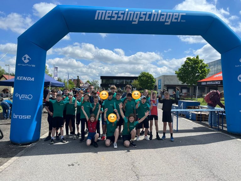 Gruppenbild der Schülerinnen und Schüler, die am Wettbewerb teilgenommen haben