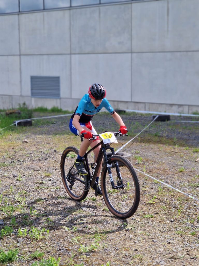 Schüler fährt Mountainbike