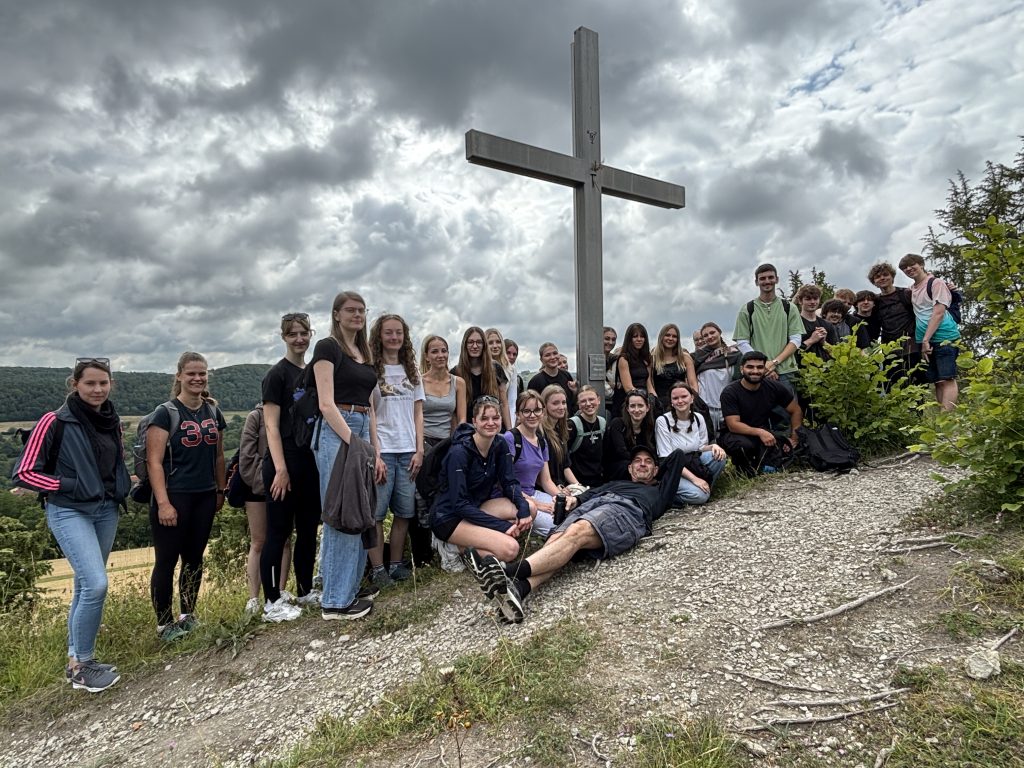 Gruppenbild der Schülerinnen und Schüler vor Gipflekreuz