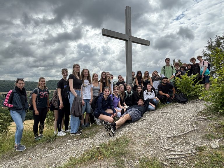 Gruppenbild der Schülerinnen und Schüler vor Gipflekreuz