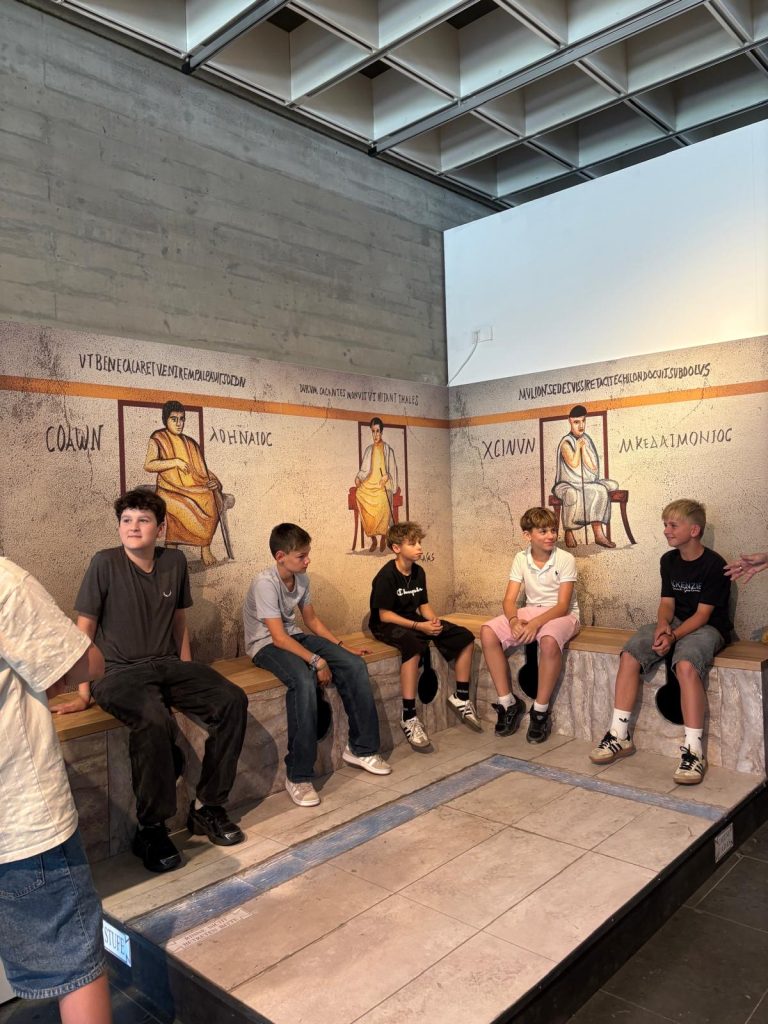 Schülerinnen und Schüler im Naturhistorischen Museum Nürnberg