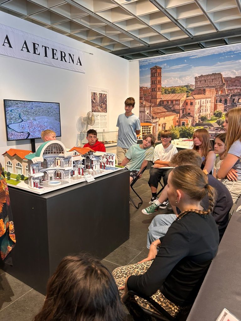 Schülerinnen und Schüler im Naturhistorischen Museum Nürnberg