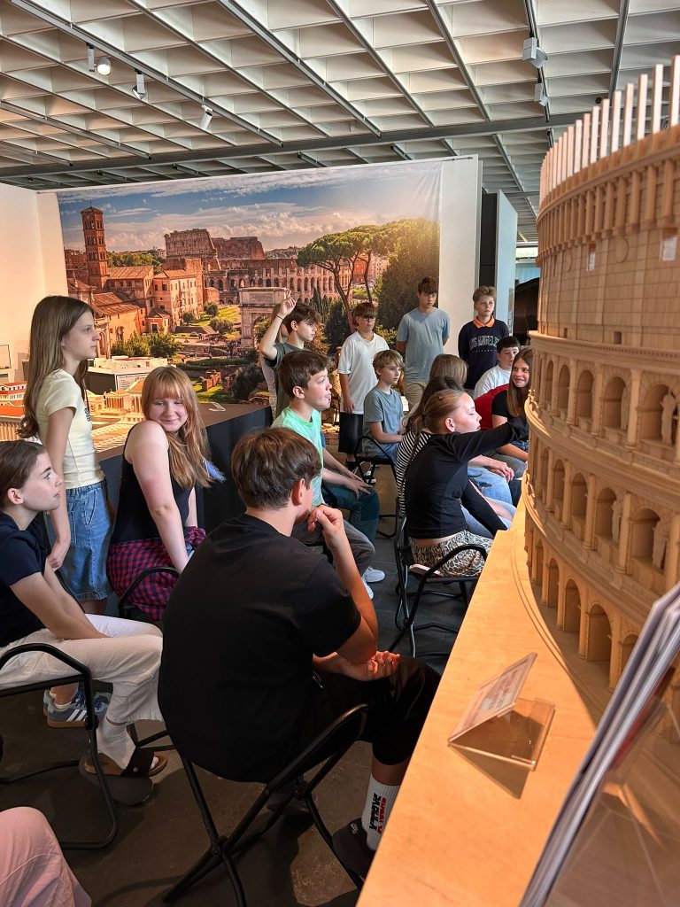 Schülerinnen und Schüler im Naturhistorischen Museum Nürnberg