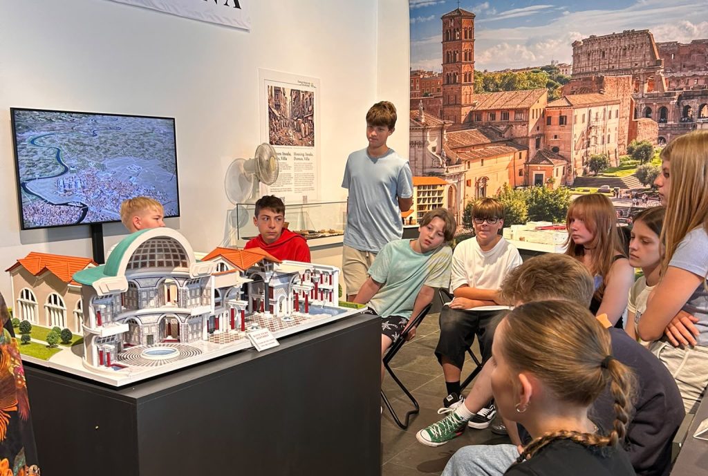 Schülerinnen und Schüler im Naturhistorischen Museum Nürnberg