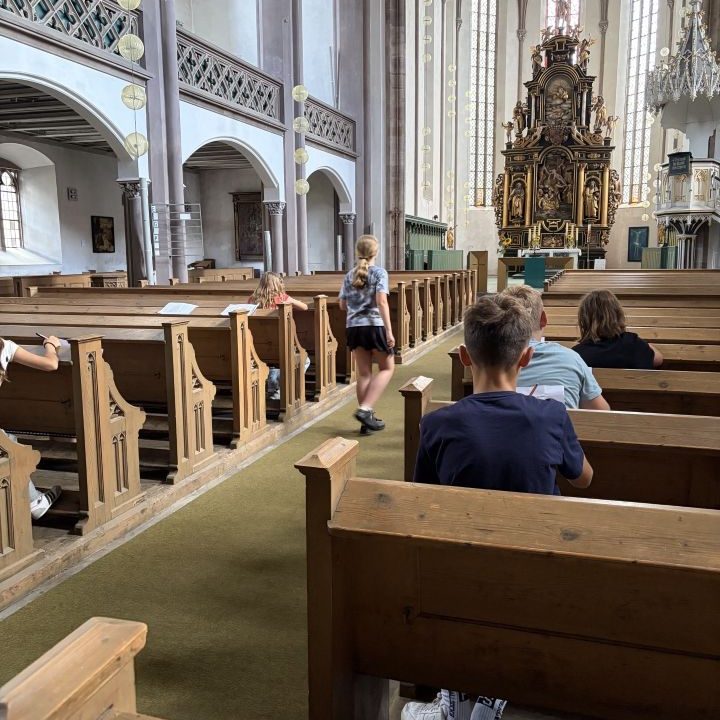 Erkundungstour durch die Petrikirche der Klasse 5a