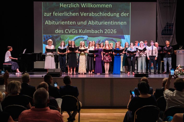 Chor aus Lehrkräften und Abiturienten auf der Bühne