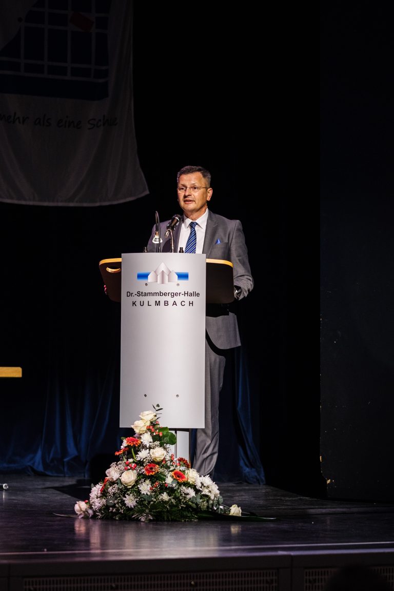 Schulleiter am Rednerpult