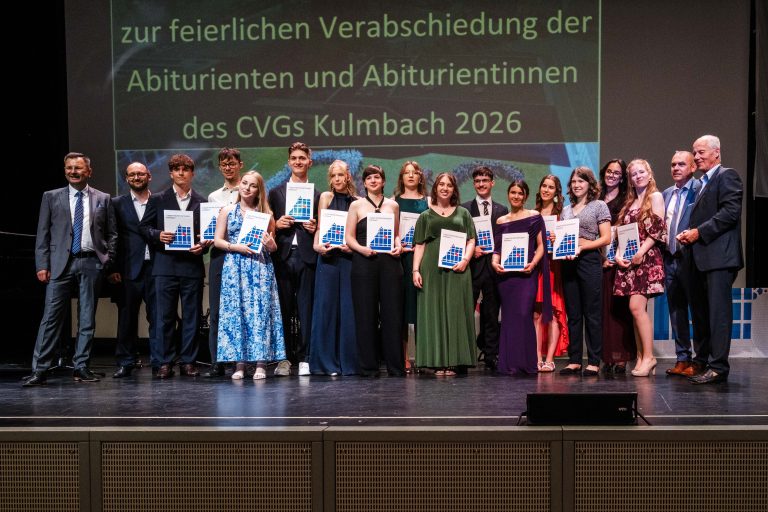 Abiturienten mit Note 15, oder besser zusammen mit Schulleiter, OSK, stellv. Landrat und Vorsitzenden des Fördervereins