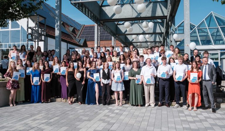 Gruppenfoto der Abiturienten vor der Stadthalle