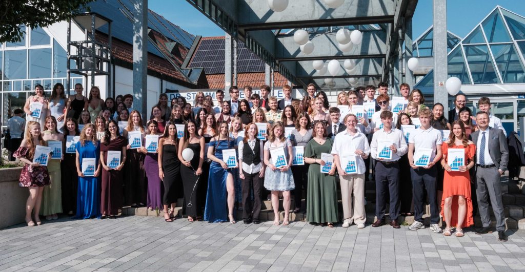 Gruppenfoto der Abiturientinnen und Abiturienten vor der Stadthalle