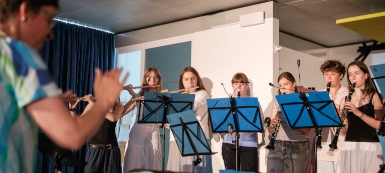 Bläserensemble spielt auf der Bühne in der Pausenhalle