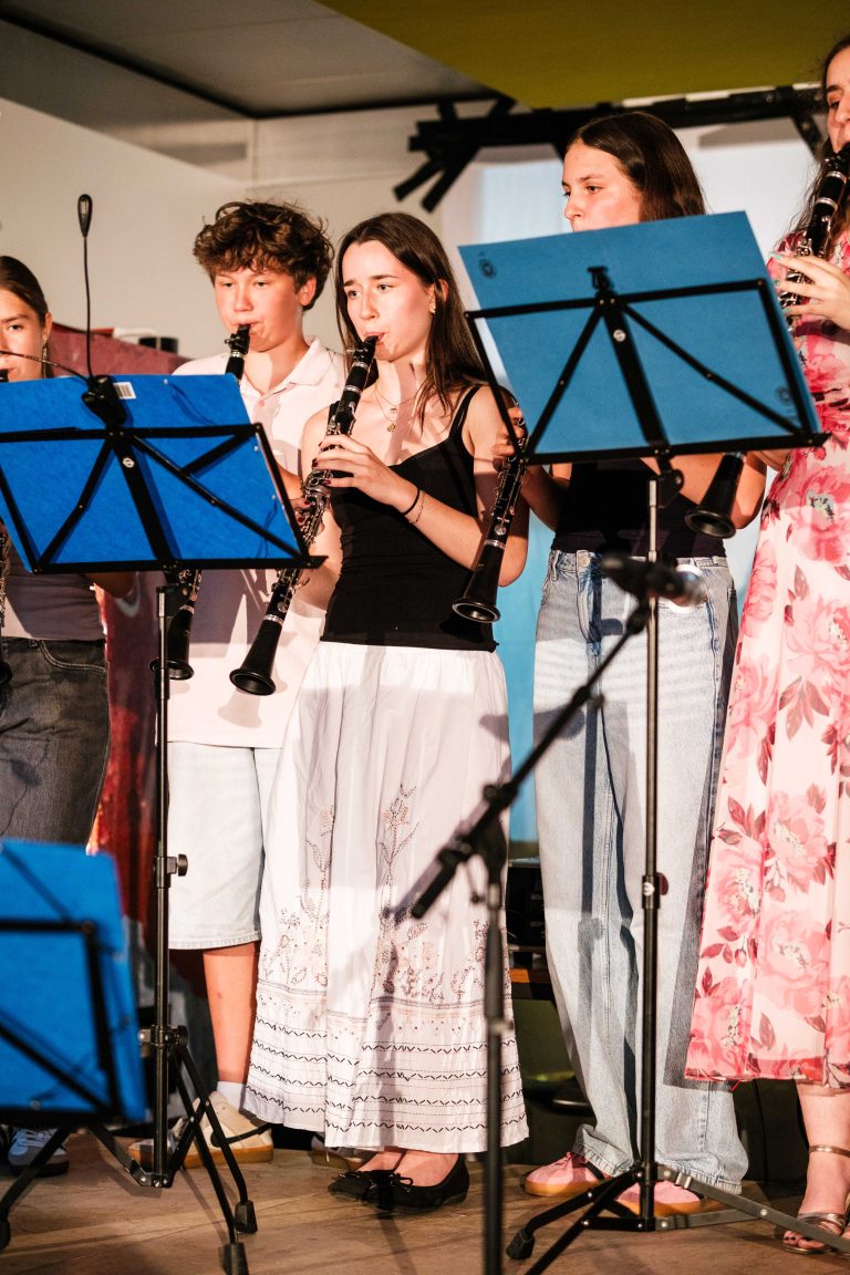Bläserensemble spiel auf der Bühne in der Pausenhalle