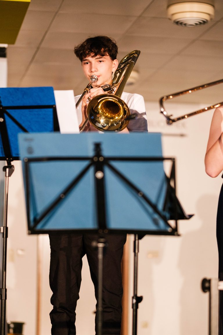 Schüler spielt Posaune