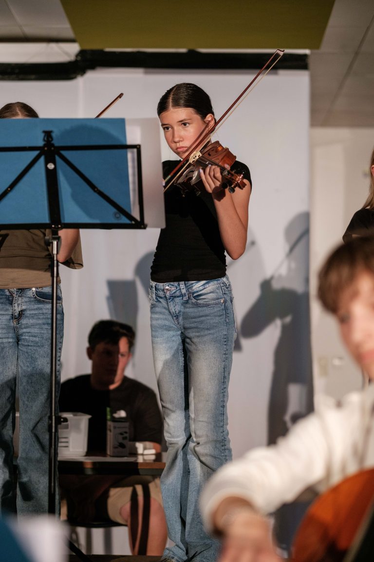 Schülerin spielt Violine