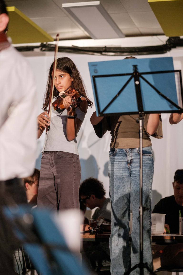Schülerin spielt Violine