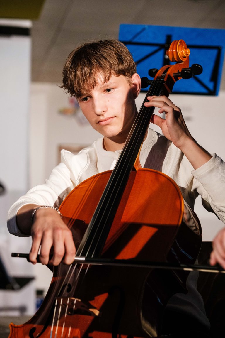 Schüler spielt Cello