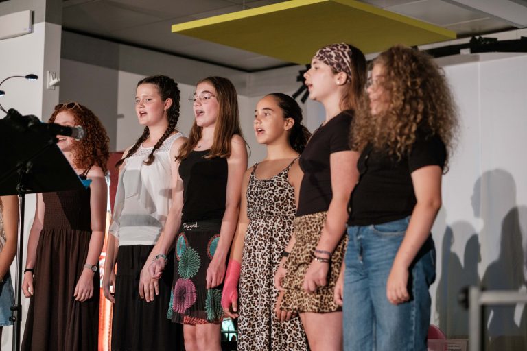 Unterstufenchor singt