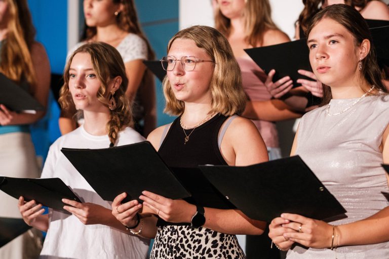 Schülerinnen aus dem Oberstufenchor singen