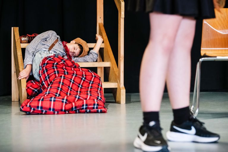 Schülerin und Schüler als Schauspieler auf der Bühne