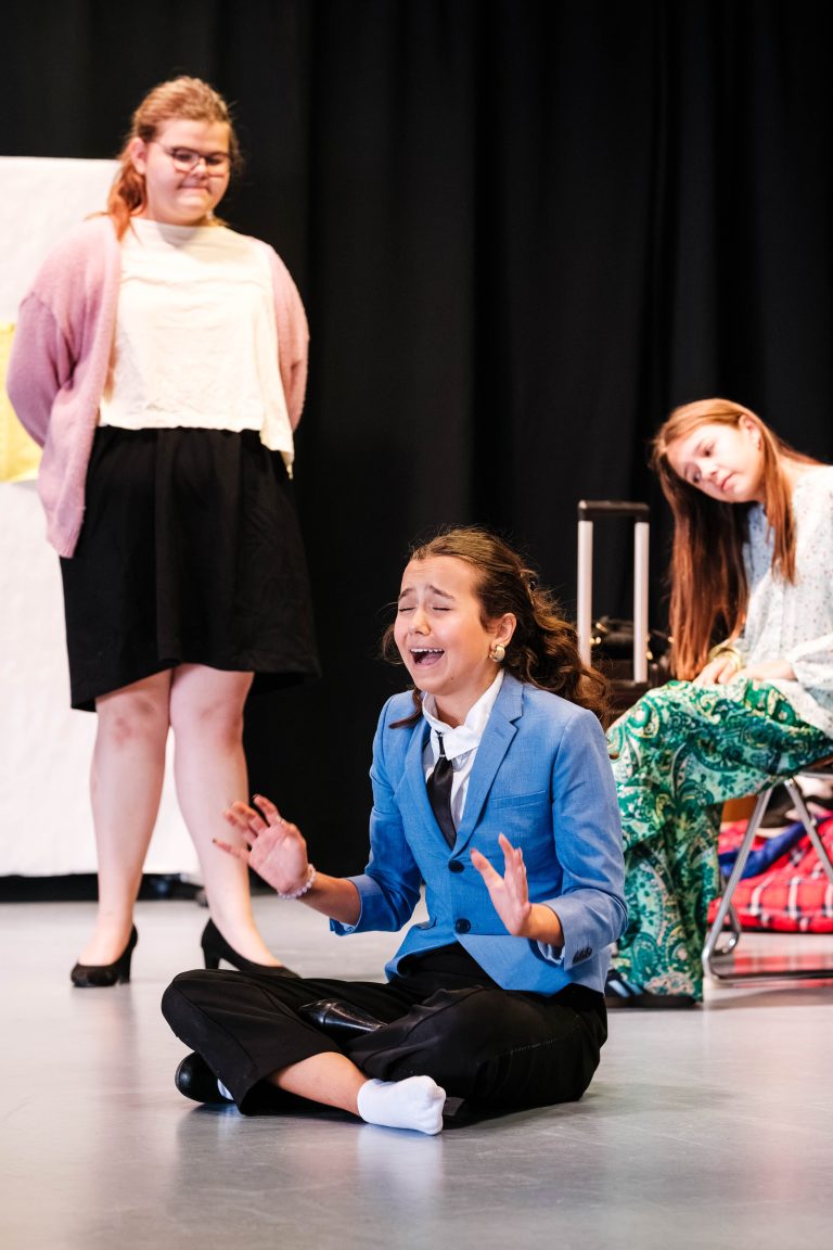 Schülerinnen als Schauspieler auf der Bühne