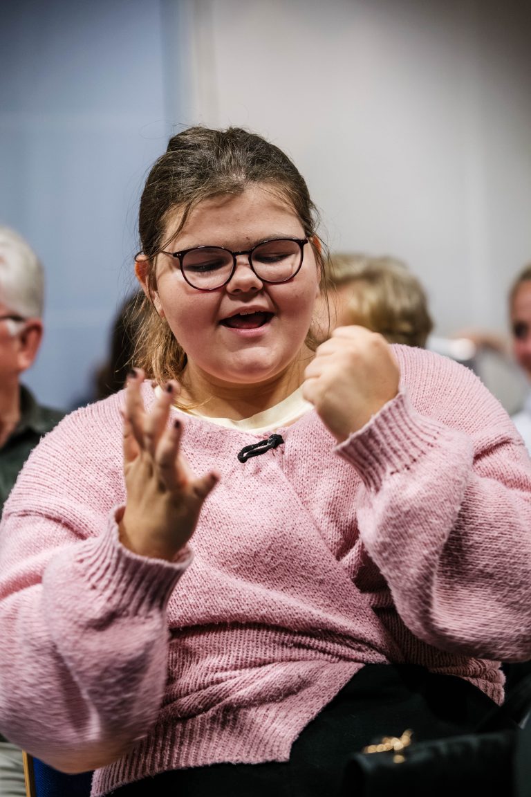 Schülerinnen in ihrer Rolle als Schauspielerin im Publikum