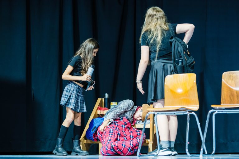 Schülerinnen als Schauspieler auf der Bühne