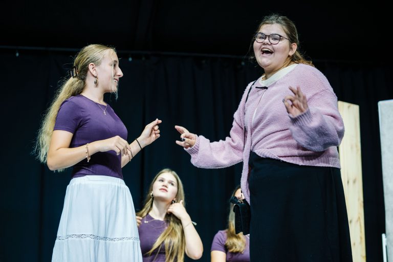 Schülerinnen als Schauspieler auf der Bühne