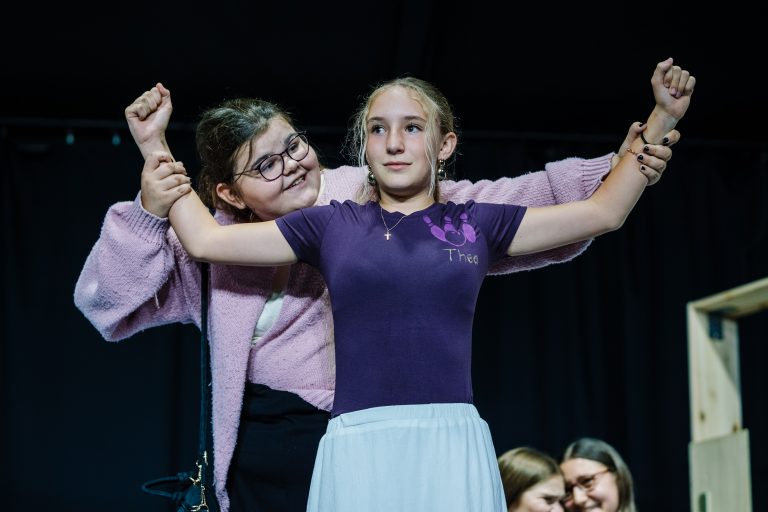 Schülerinnen als Schauspieler auf der Bühne