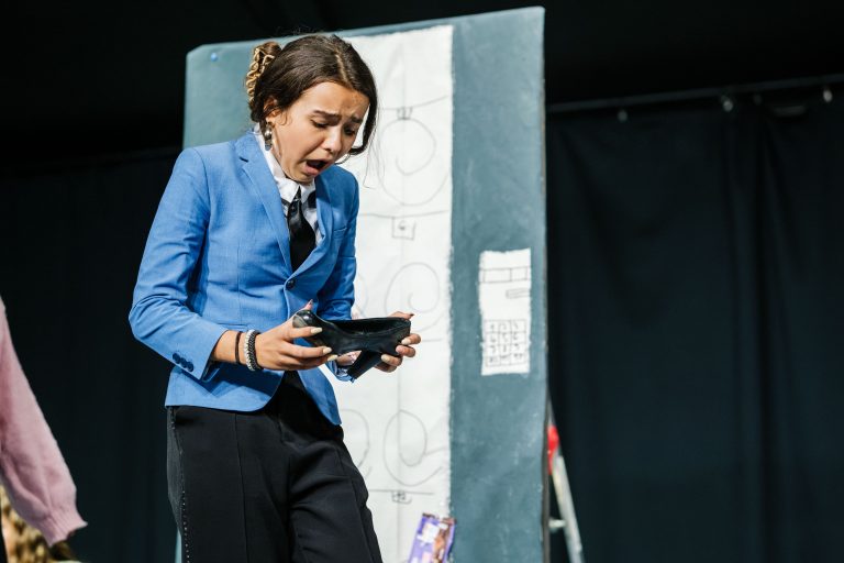 Schülerin als Schauspieler auf der Bühne