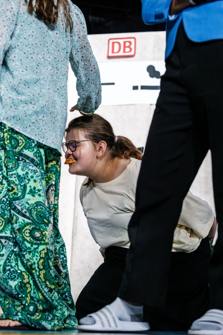 Schülerinnen als Schauspieler auf der Bühne