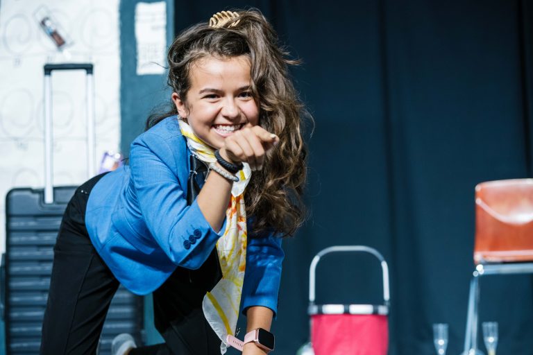 Schülerin als Schauspieler auf der Bühne