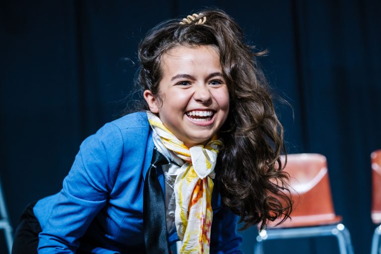 Schülerin als Schauspieler auf der Bühne