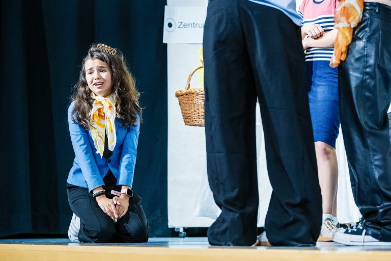 Schülerinnen als Schauspieler auf der Bühne