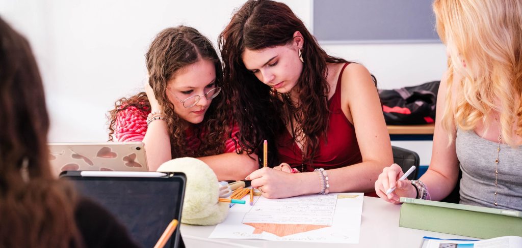 Schülerinnen arbeiten gemeinsam an Projekt