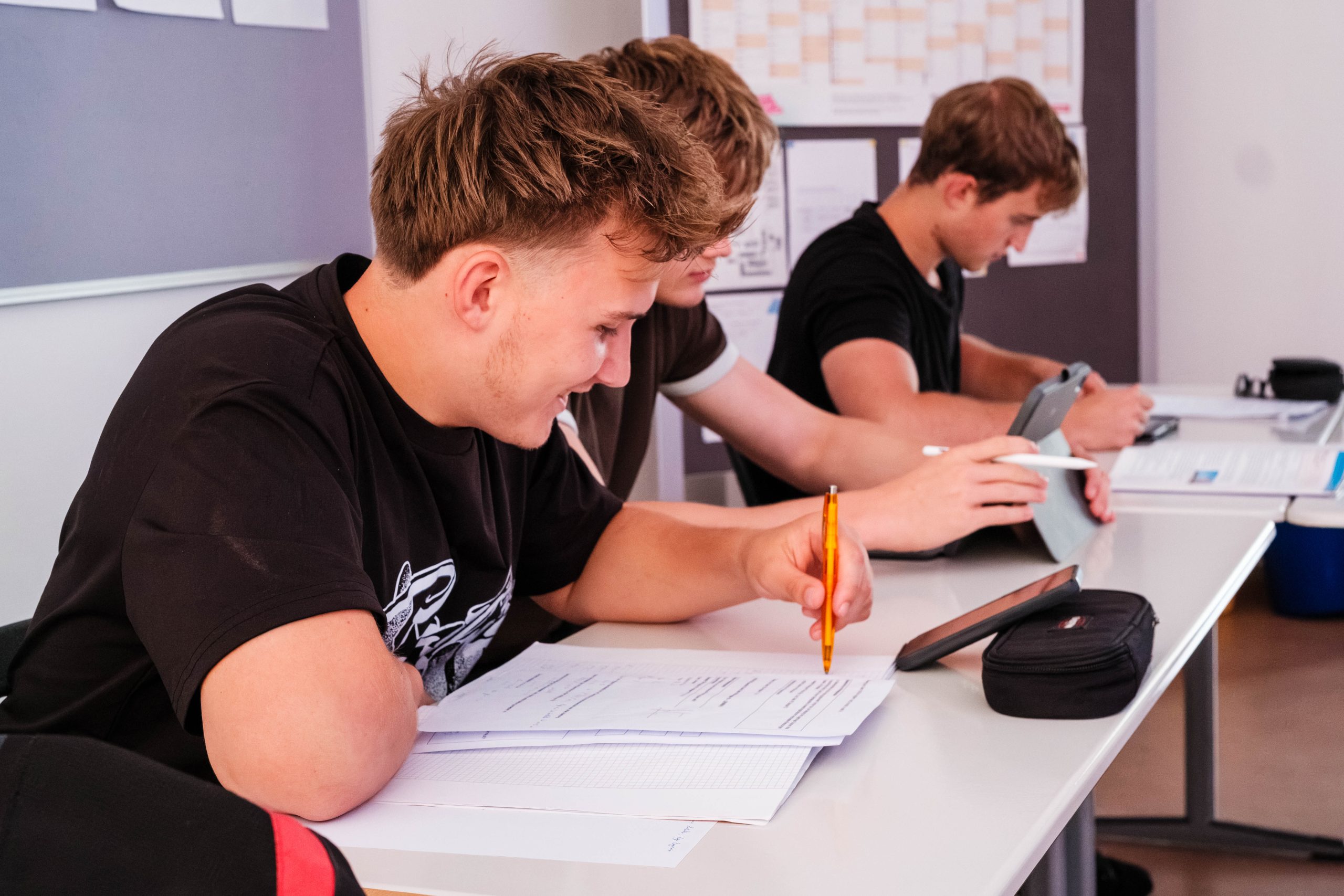 Schüler bearbeiten Matheaufgaben zusammen