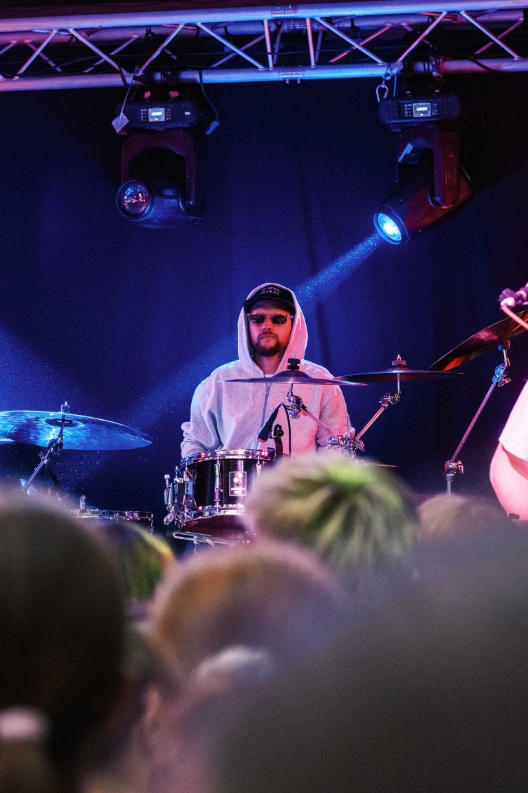Musiker der Band Zweierpasch beim Konzert auf der Bühne in der Turbine Kulmbach