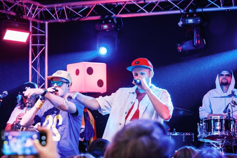 Musiker der Band Zweierpasch beim Konzert auf der Bühne in der Turbine Kulmbach