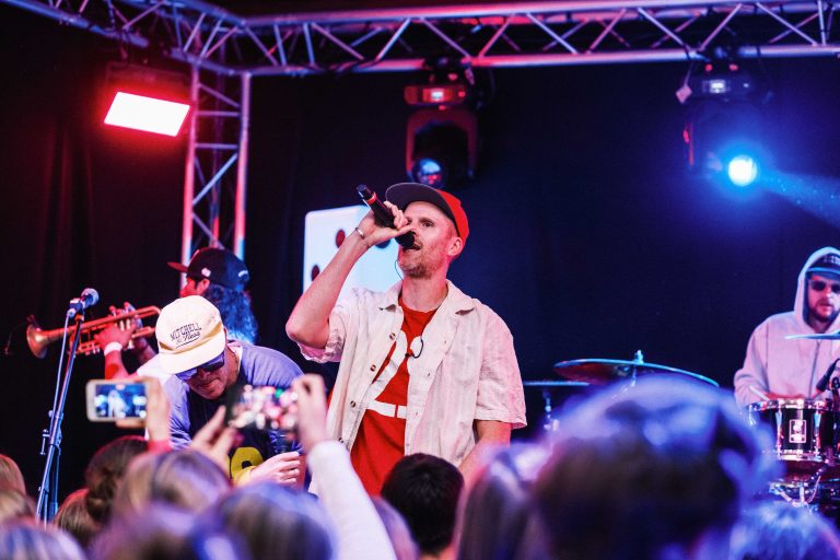Musiker der Band Zweierpasch beim Konzert auf der Bühne in der Turbine Kulmbach