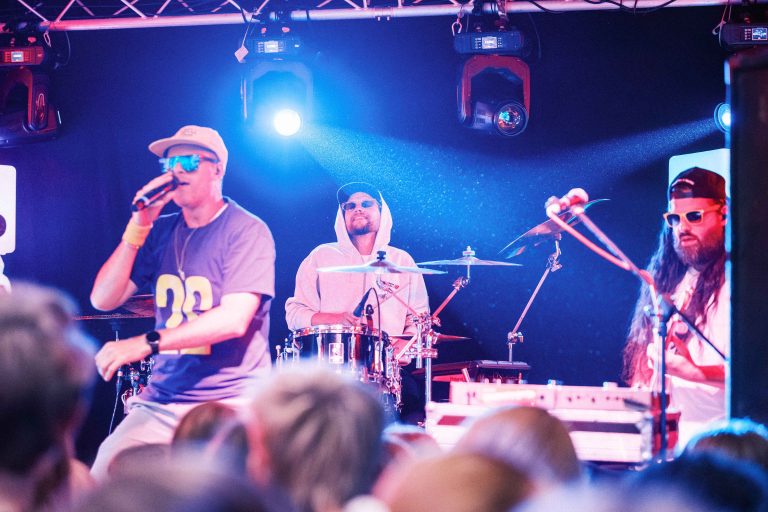Musiker der Band Zweierpasch beim Konzert auf der Bühne in der Turbine Kulmbach