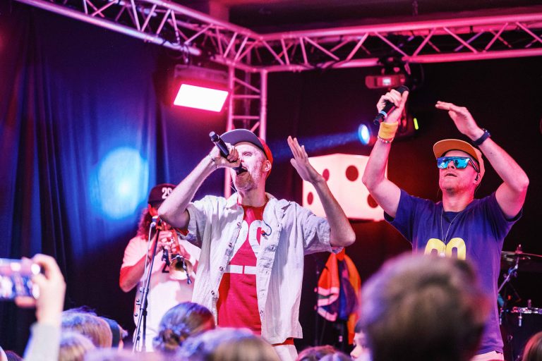 Musiker der Band Zweierpasch beim Konzert auf der Bühne in der Turbine Kulmbach