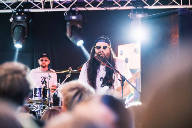 Musiker der Band Zweierpasch beim Konzert auf der Bühne in der Turbine Kulmbach