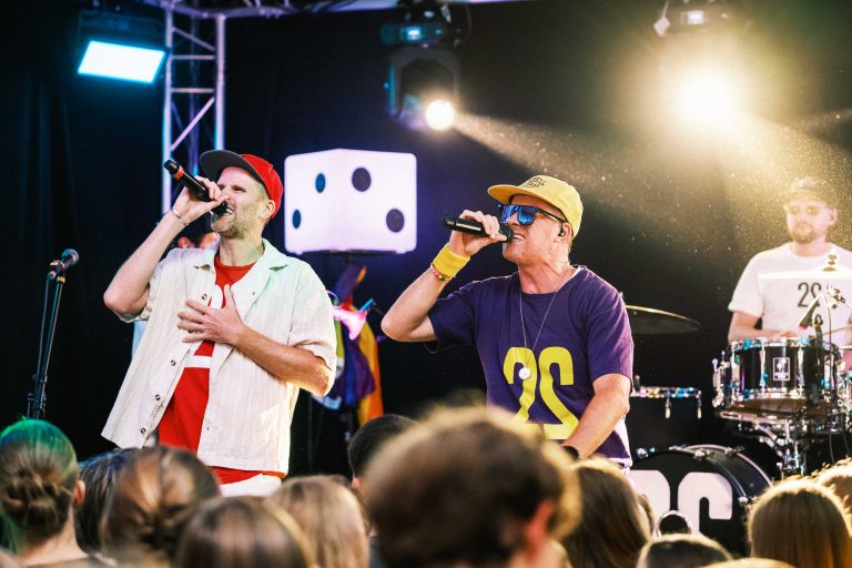 Musiker der Band Zweierpasch beim Konzert auf der Bühne in der Turbine Kulmbach